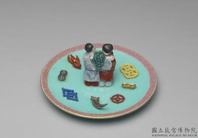 图片[3]-Incense stick holder in the shape of the Twin Immortals of Union and Harmony with the Eight Treasures in famille rose on a green ground, Qing dynasty, Jiaqing reign (1796-1820)-China Archive